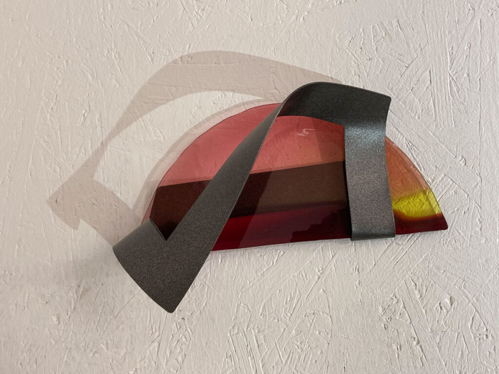 HALBFARBIG SCHATTIERT